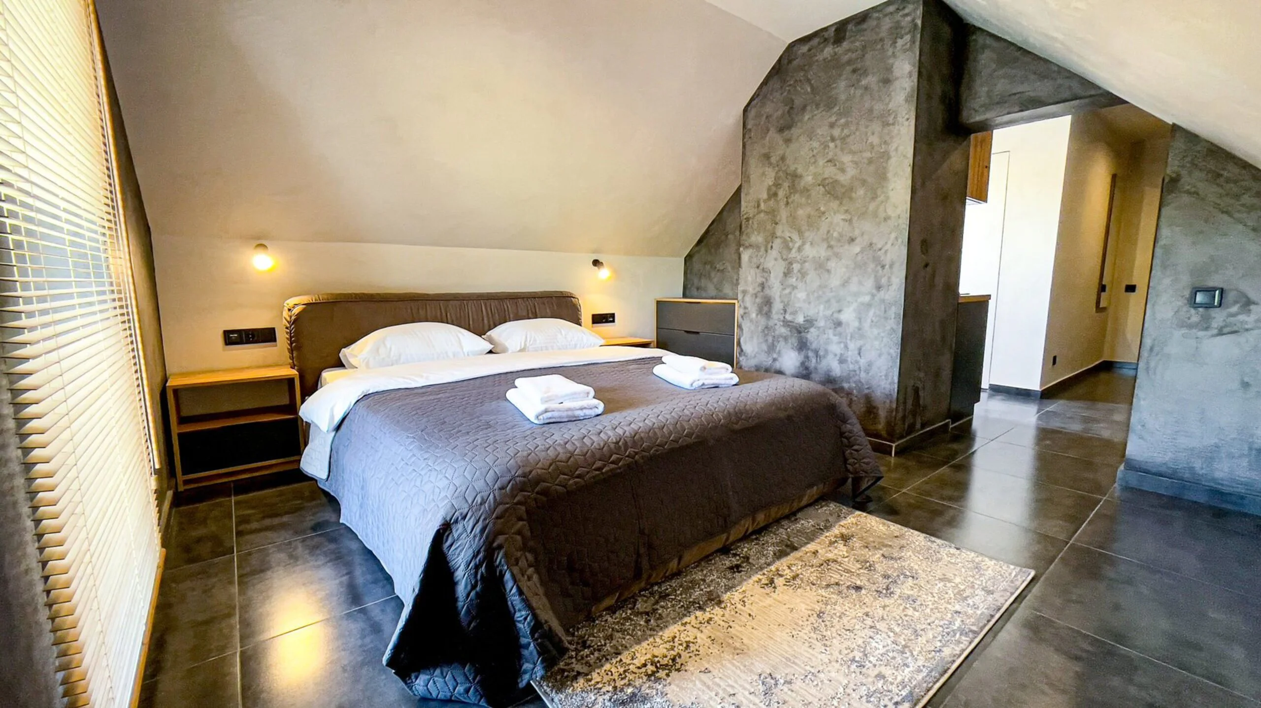 Suite with bedroom and living room, photo 16