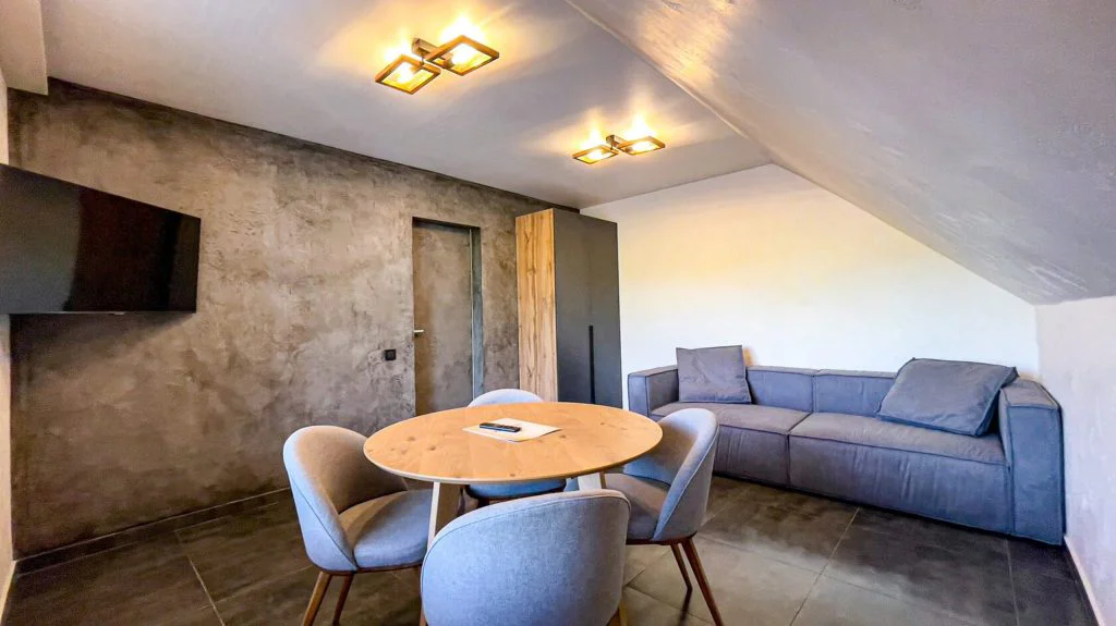 Suite with bedroom and living room, photo 39